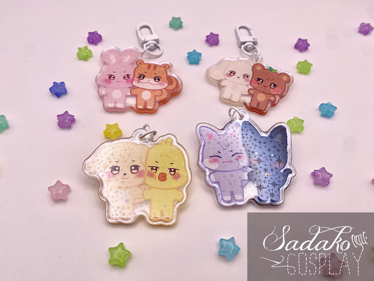 ATEEZ „Aniteez Couple“ Acrylic Keychain mit Glitzer Sternen - Seongjoong, Yungi, WooSan, JongSang