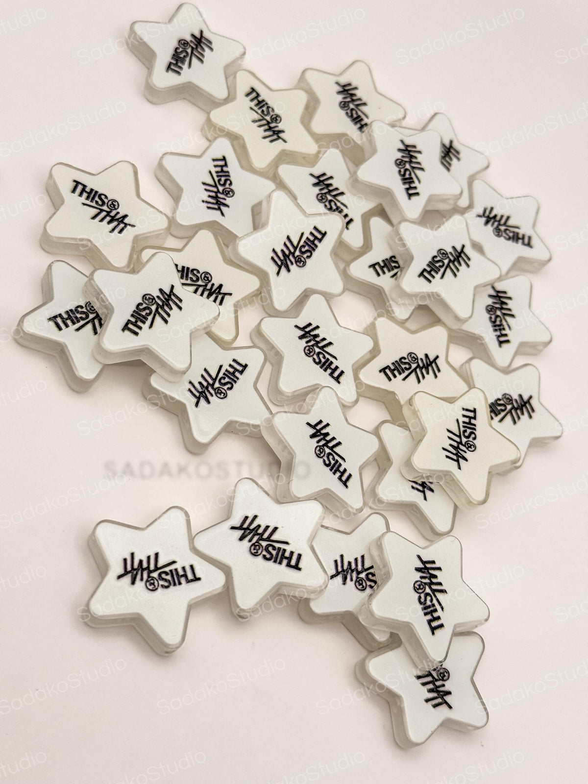 Stray Kids This & That Stern Motivperlen | Weiße Acrylperlen 25 mm | K-Pop DIY Schmuck, Friendship Bracelets und STAY Freebies