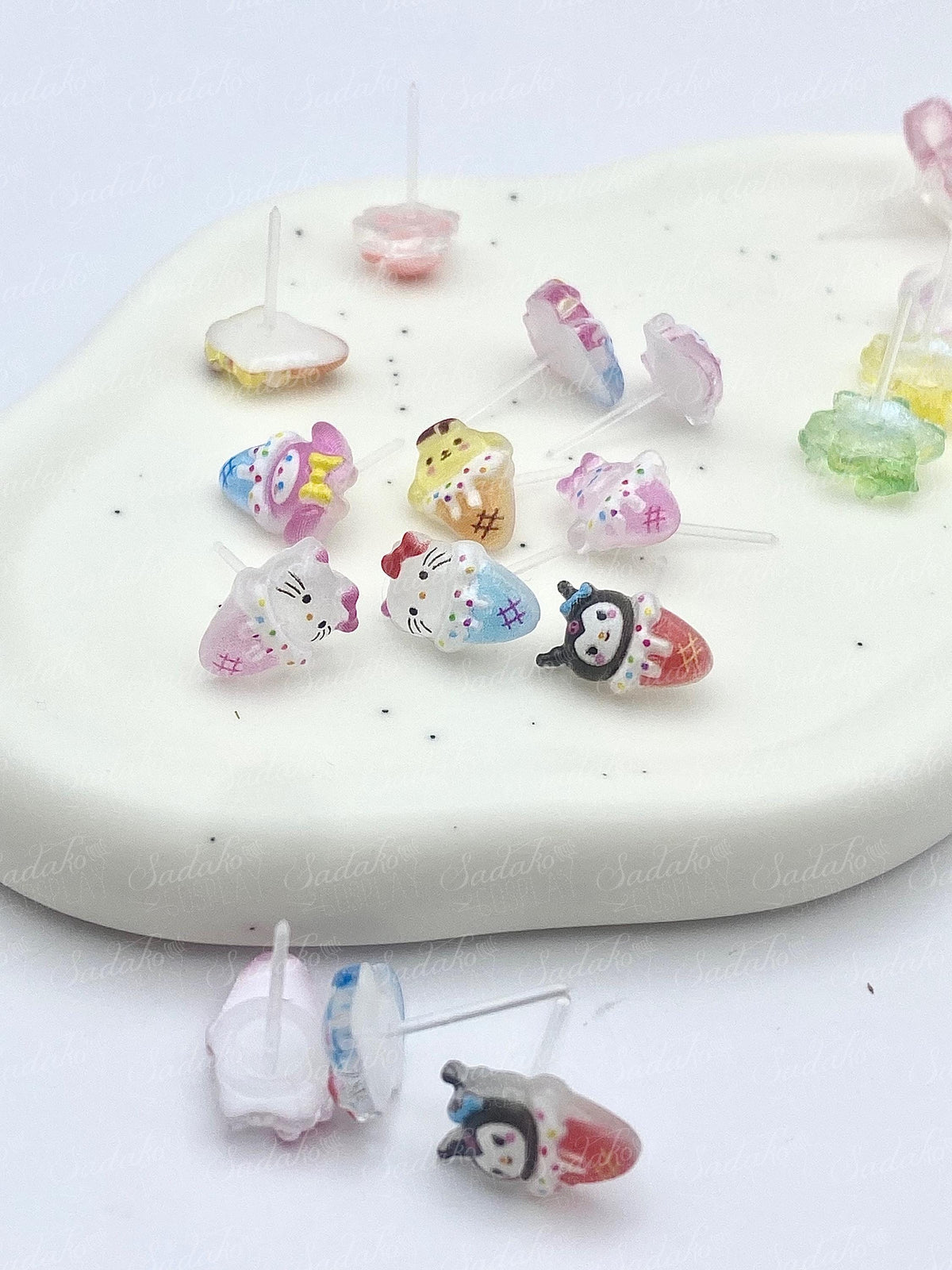 Mix & Match Sanrio Mini Ohrstecker - Resin Acryl charms mit Kunststoff Stecker, Ohrringe Ear Studs