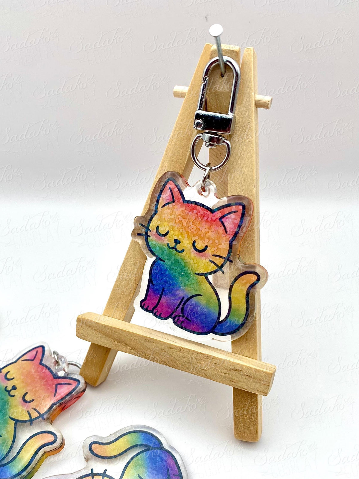 LGBTQ+ Pride Kätzchen Acrylic Keychain mit Epoxy & Holo-Glitter-Effekt