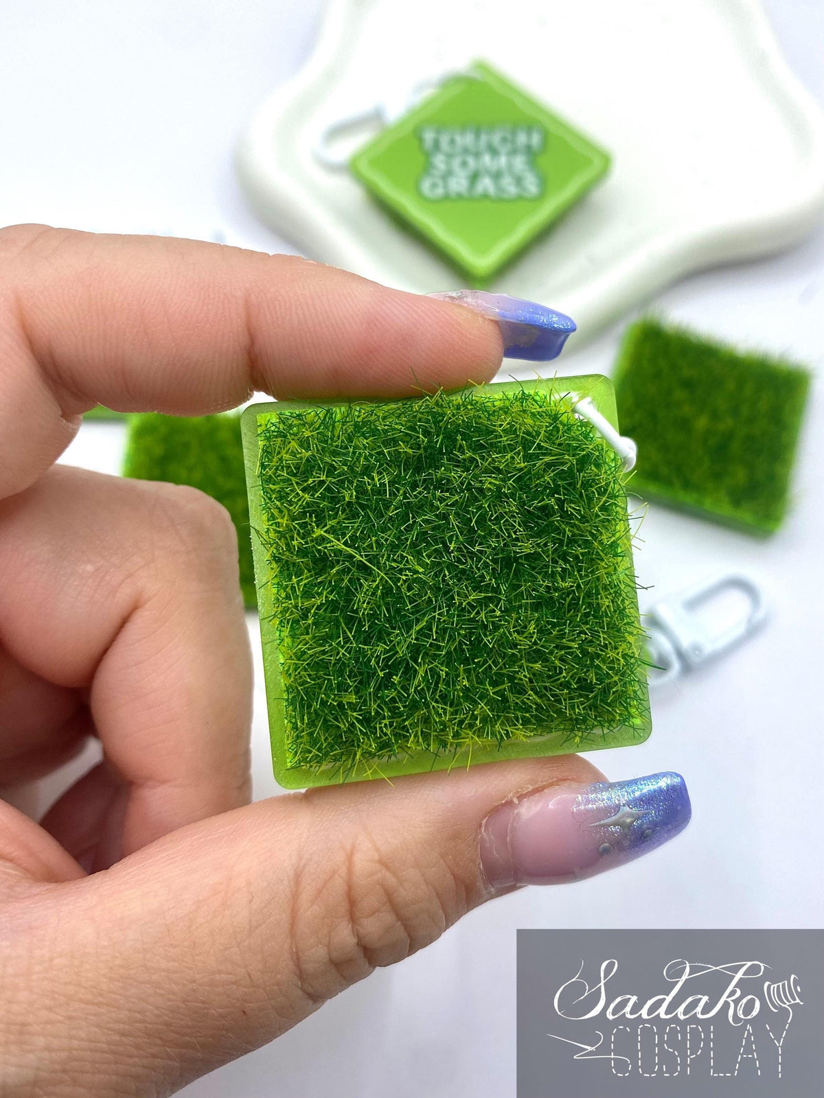 K-Pop "Touch some grass" Acrylic Keychain mit künstlichem Gras