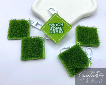 K-Pop "Touch some grass" Acrylic Keychain mit künstlichem Gras