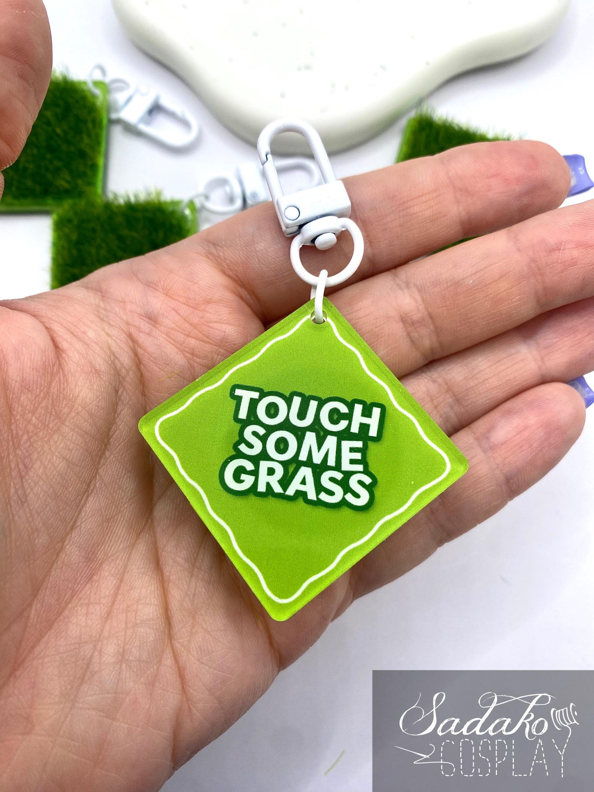 K-Pop "Touch some grass" Acrylic Keychain mit künstlichem Gras