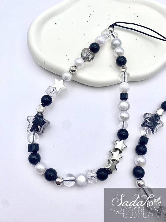 K-Pop Beaded Phone Charm in Schwarz/Weiß/Silber, Y2K Style
