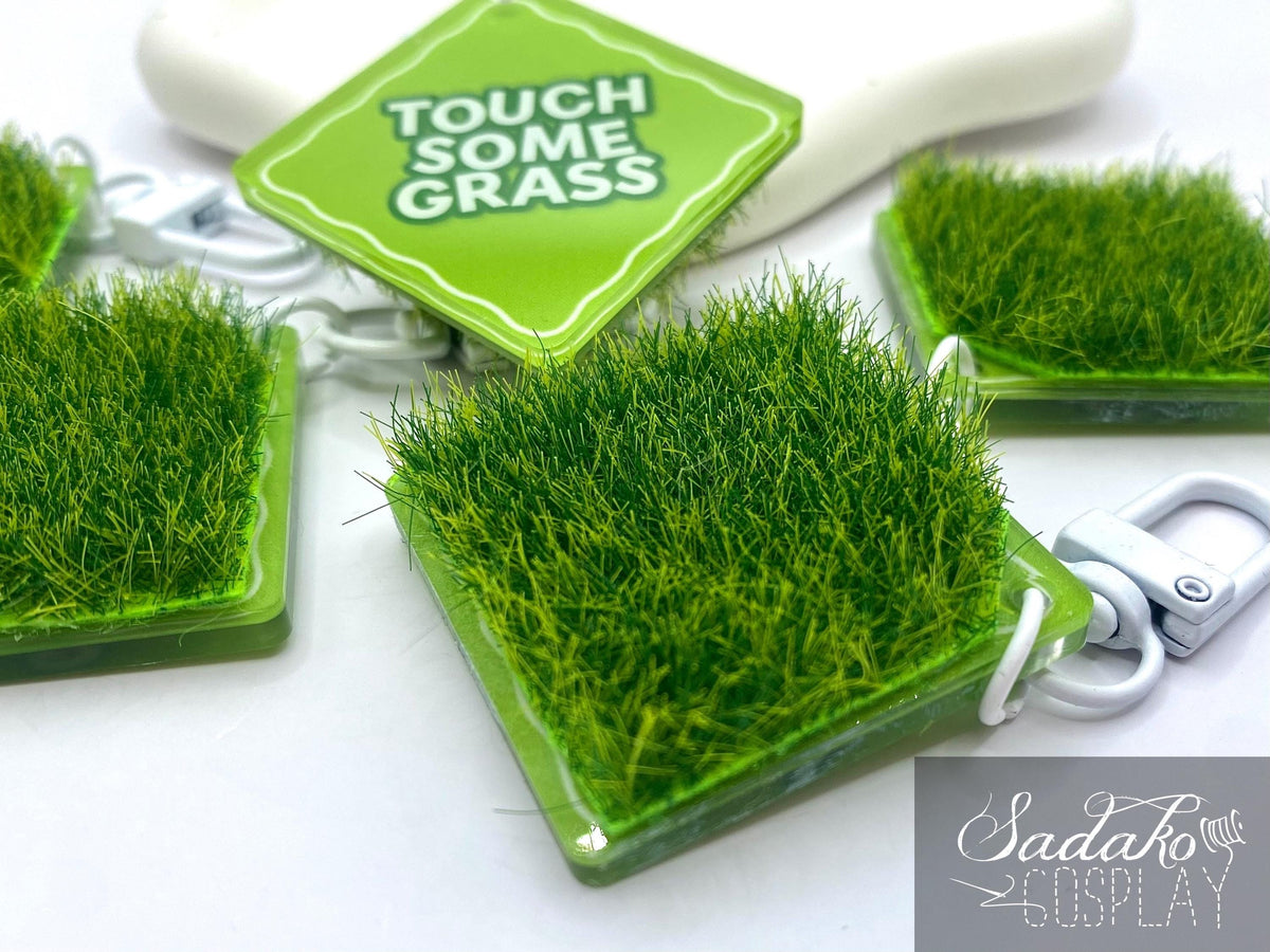 K-Pop "Touch some grass" Acrylic Keychain mit künstlichem Gras