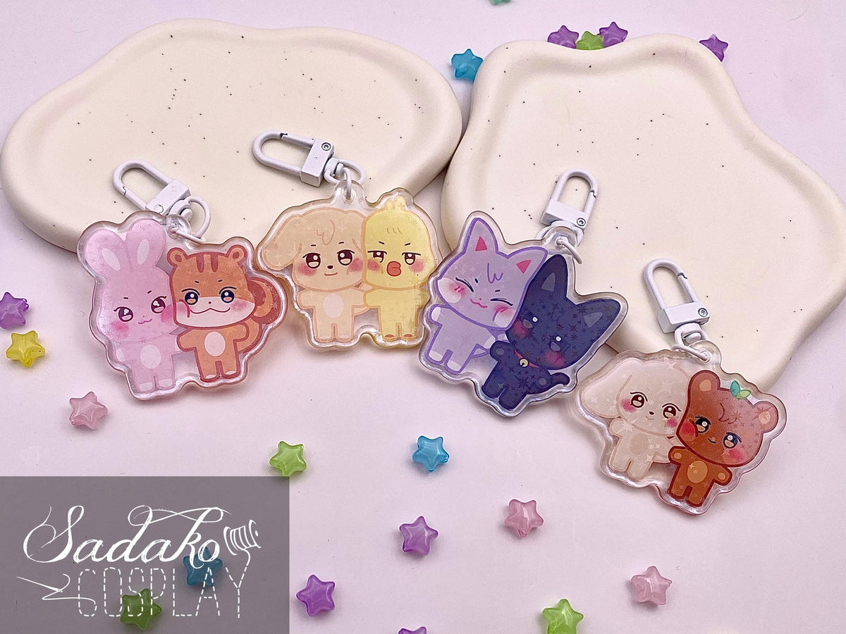 ATEEZ „Aniteez Couple“ Acrylic Keychain mit Glitzer Sternen - Seongjoong, Yungi, WooSan, JongSang