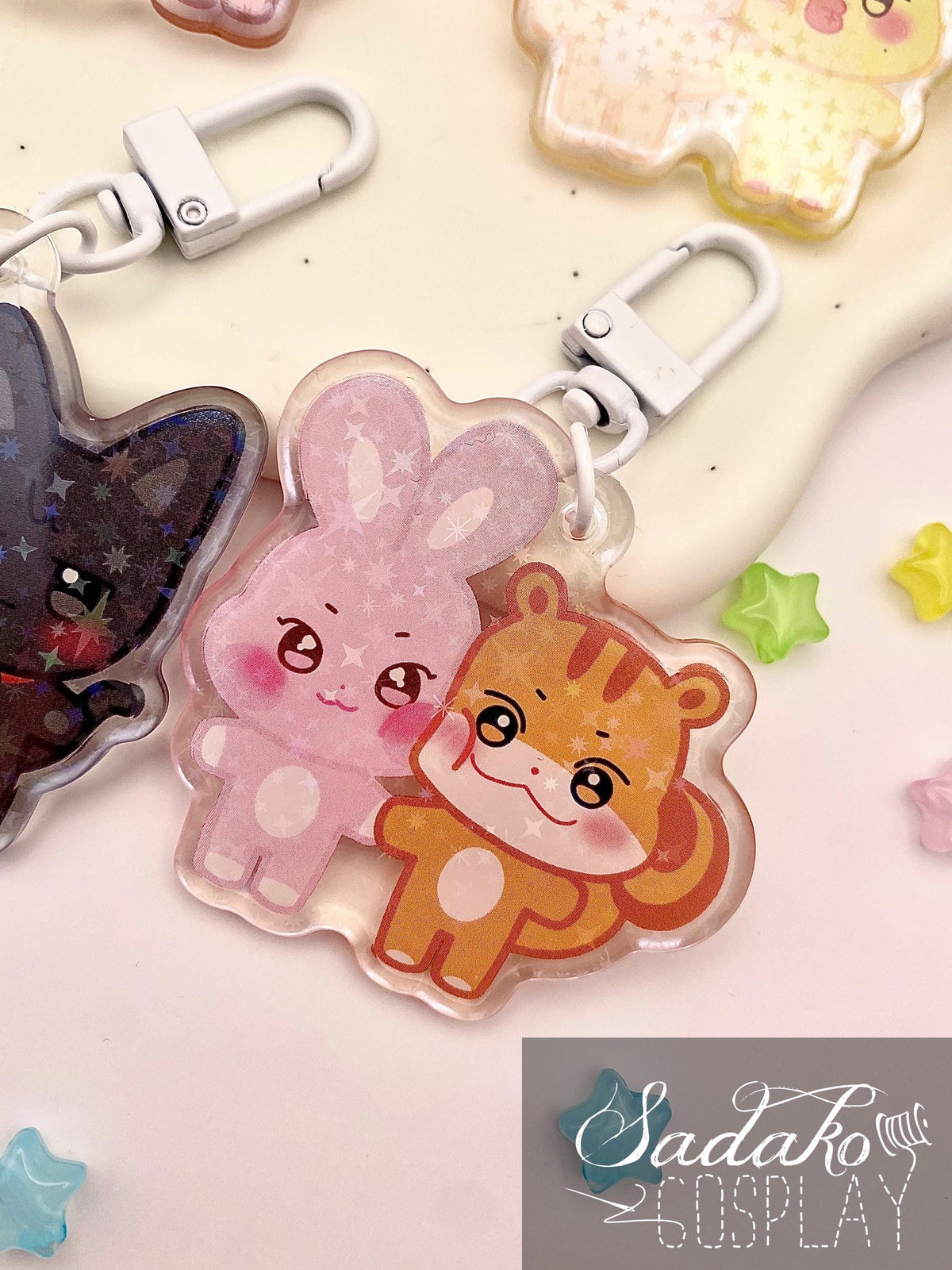 ATEEZ „Aniteez Couple“ Acrylic Keychain mit Glitzer Sternen - Seongjoong, Yungi, WooSan, JongSang