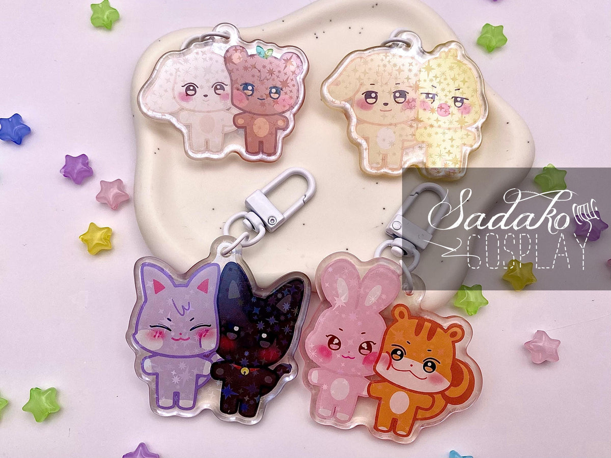 ATEEZ „Aniteez Couple“ Acrylic Keychain mit Glitzer Sternen - Seongjoong, Yungi, WooSan, JongSang