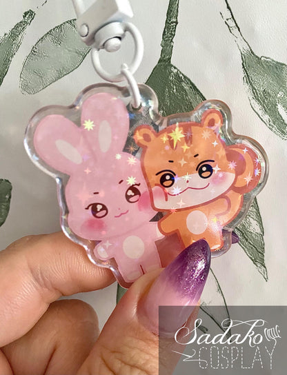 ATEEZ „Aniteez Couple“ Acrylic Keychain mit Glitzer Sternen - Seongjoong, Yungi, WooSan, JongSang