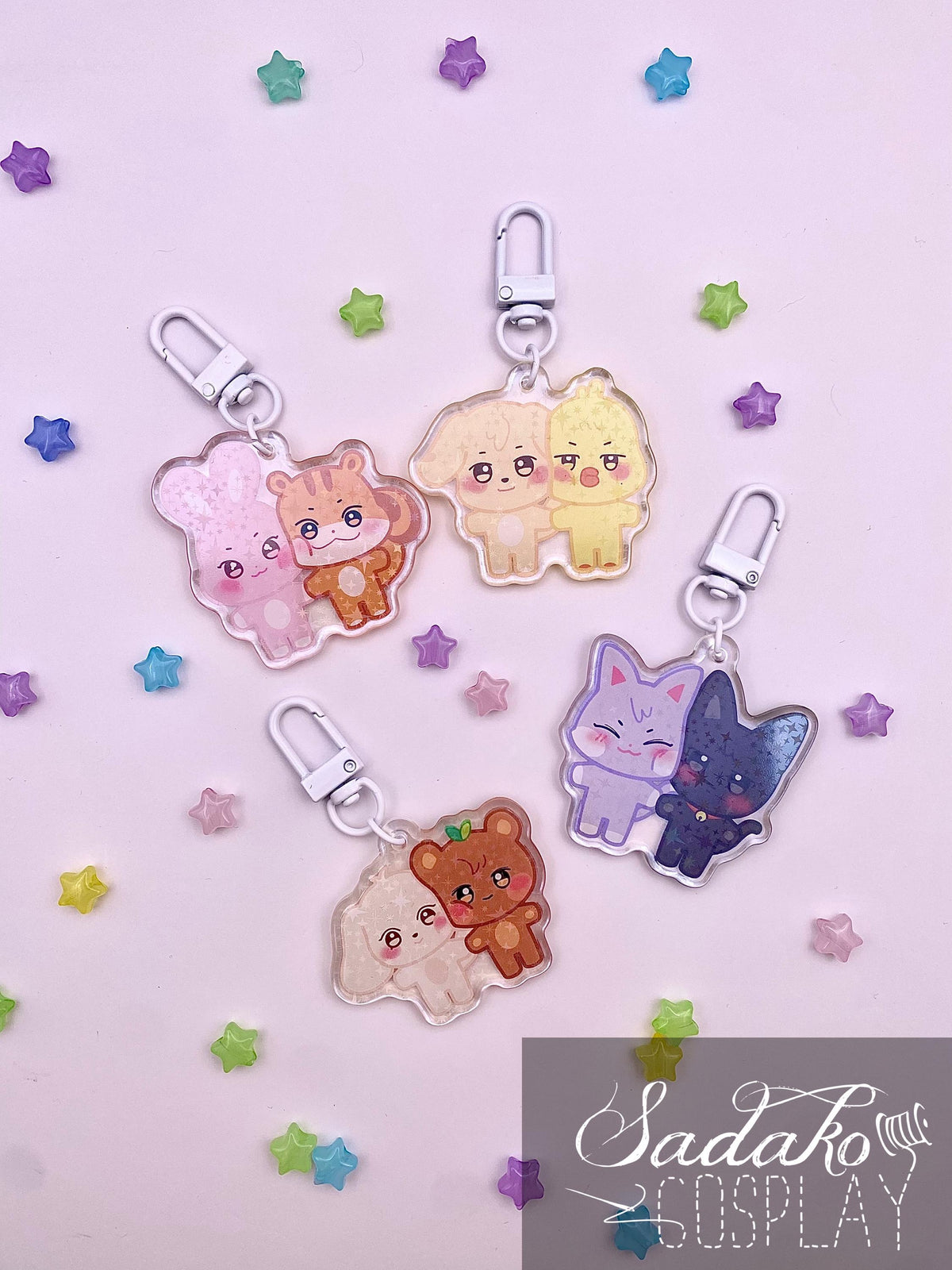 ATEEZ „Aniteez Couple“ Acrylic Keychain mit Glitzer Sternen - Seongjoong, Yungi, WooSan, JongSang