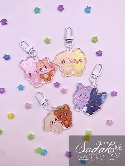 ATEEZ „Aniteez Couple“ Acrylic Keychain mit Glitzer Sternen - Seongjoong, Yungi, WooSan, JongSang
