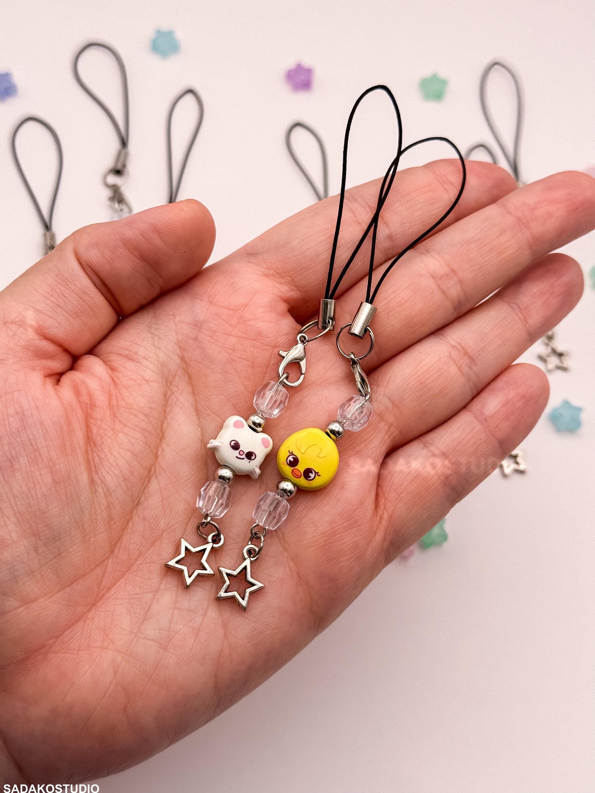 Stray Kids SKZOO Phone Charm | Handgemachter Handyanhänger mit Perlen & Stern | K-Pop Accessoire für STAYs