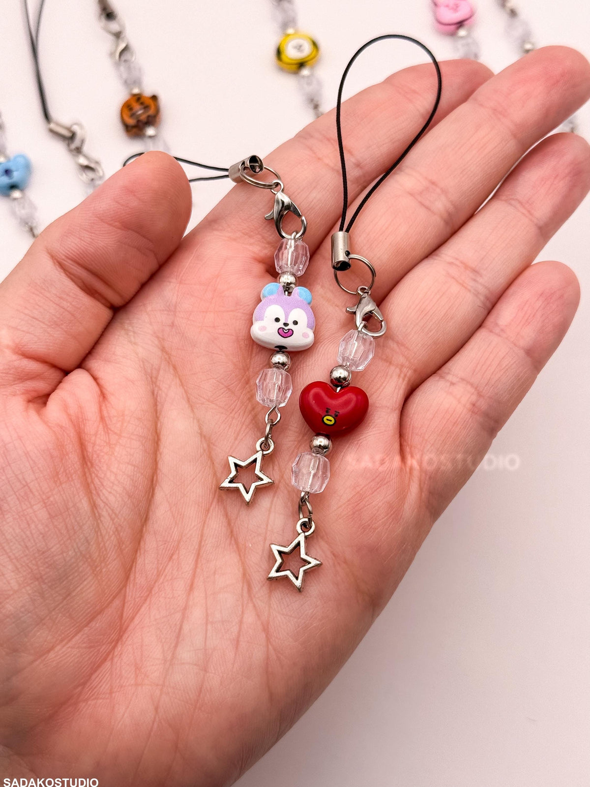 Bangtan Phone Charm | Handgemachter Handyanhänger mit Perlen | 8 Charaktere & 2 Varianten | K-Pop Accessoire für ARMYs