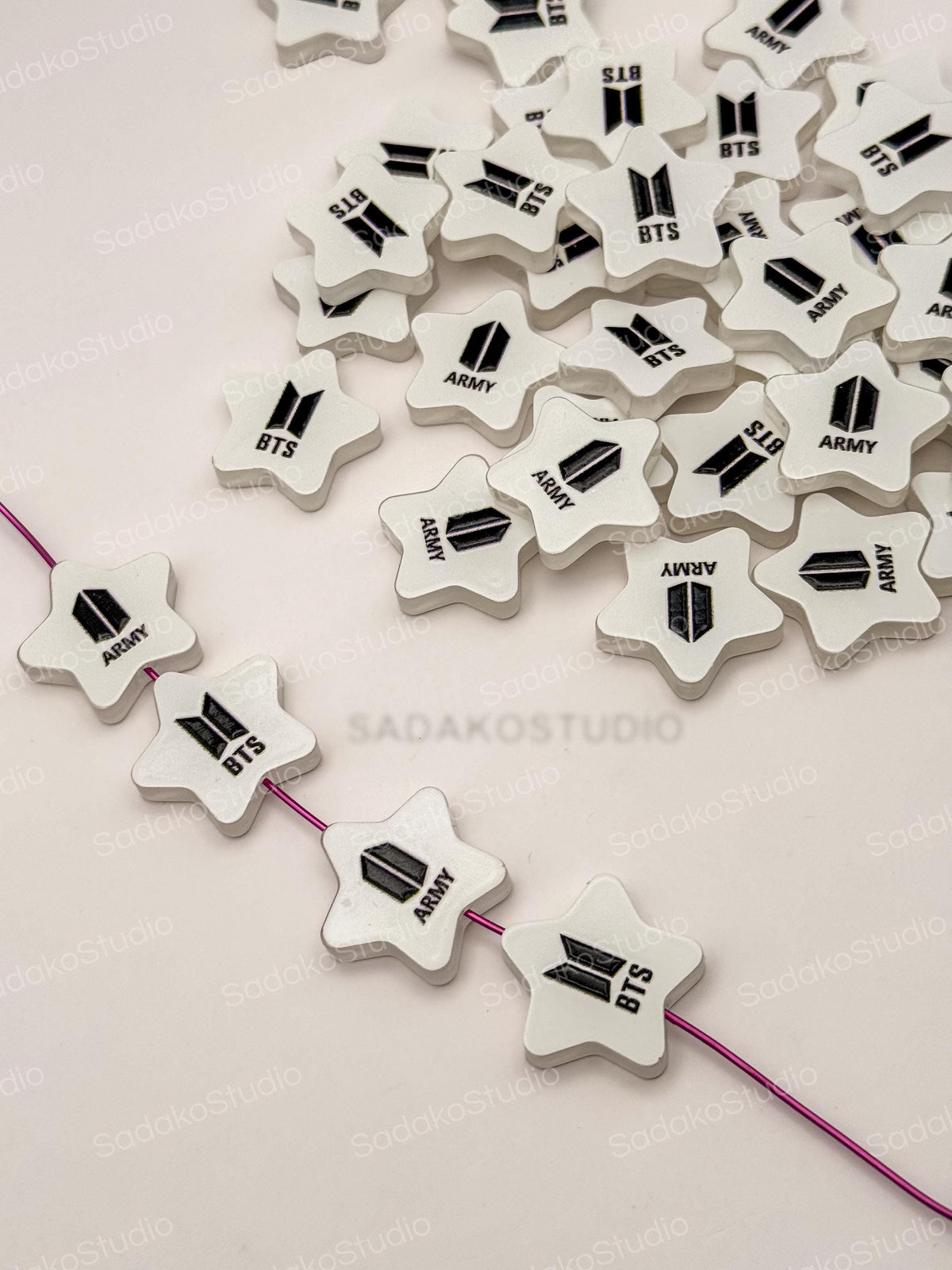 Bangtan ARMY Stern Motivperlen | Weiße Acrylperlen 25 mm | K-Pop DIY Schmuck, Friendship Bracelets & Konzert Freebies