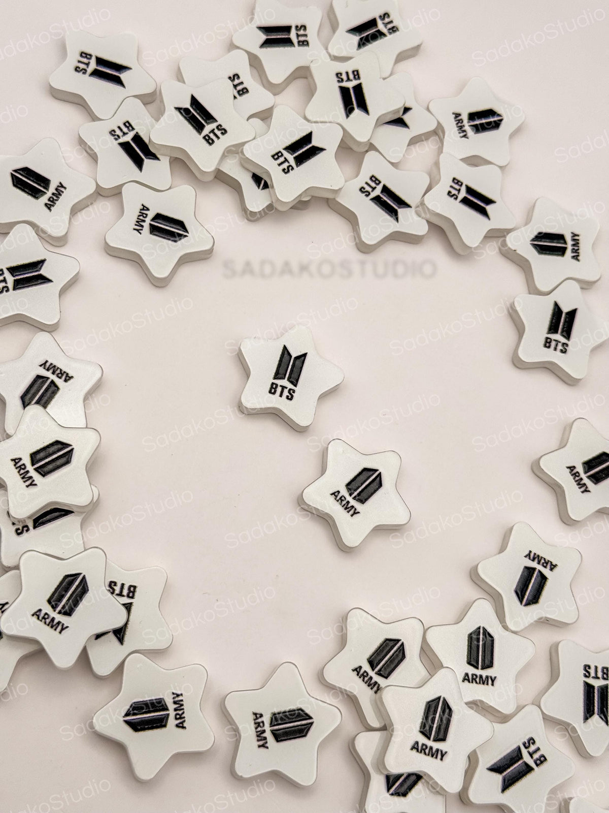 Bangtan ARMY Stern Motivperlen | Weiße Acrylperlen 25 mm | K-Pop DIY Schmuck, Friendship Bracelets & Konzert Freebies