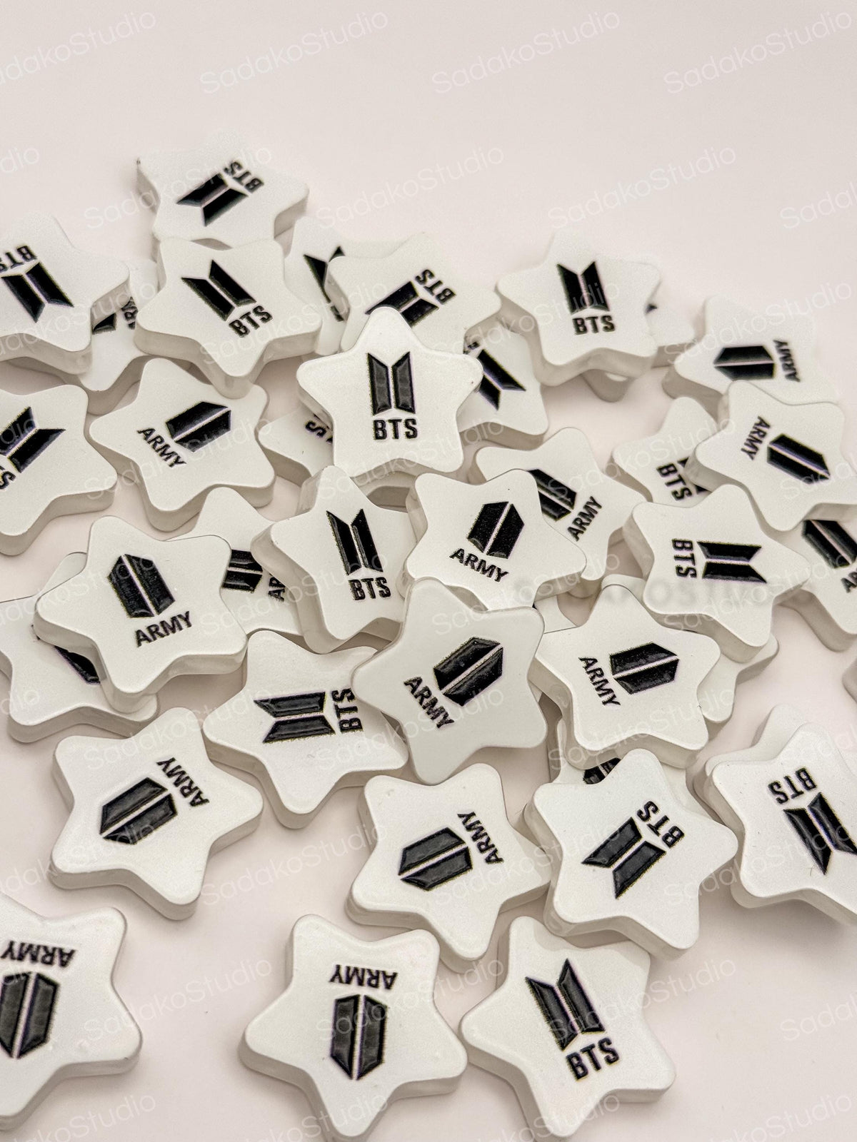 Bangtan ARMY Stern Motivperlen | Weiße Acrylperlen 25 mm | K-Pop DIY Schmuck, Friendship Bracelets & Konzert Freebies