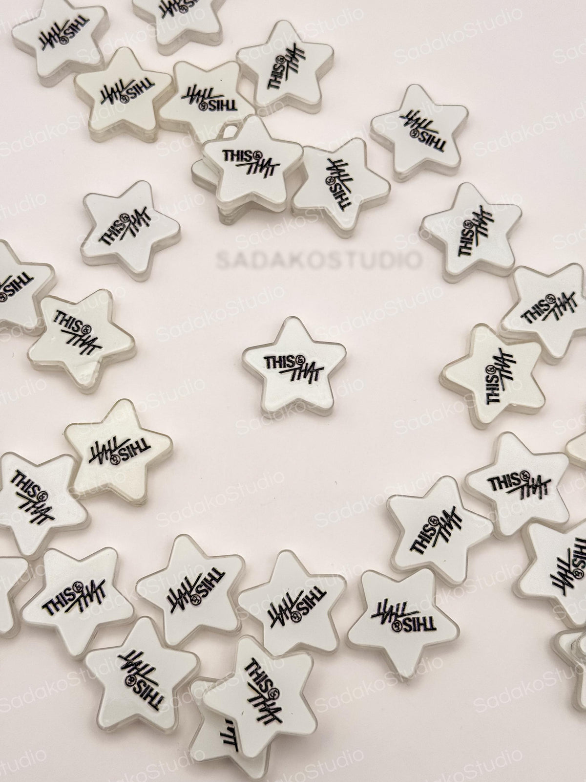 Stray Kids This & That Stern Motivperlen | Weiße Acrylperlen 25 mm | K-Pop DIY Schmuck, Friendship Bracelets und STAY Freebies