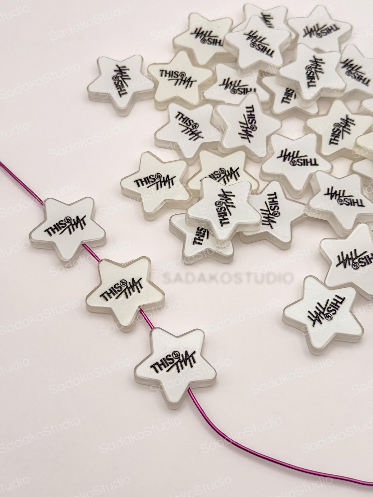 Stray Kids This & That Stern Motivperlen | Weiße Acrylperlen 25 mm | K-Pop DIY Schmuck, Friendship Bracelets und STAY Freebies